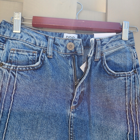 BDG Urban Outfitters Mom Blue Jeans Light Wash Pintuck Side Seams Cotton W25 L32 - Picture 7 of 8